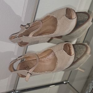 Naya platforms, size 8.5 linen fabric